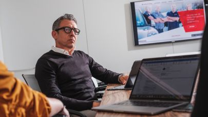 Joël Braeckman aan bureau Joël Braeckman aan bureau