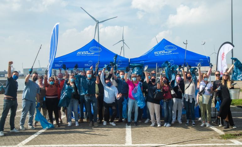 Groepsfoto van vrijwilligers River Cleanup in de haven van Antwerpen