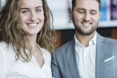 man en vrouw collega staan naast elkaar